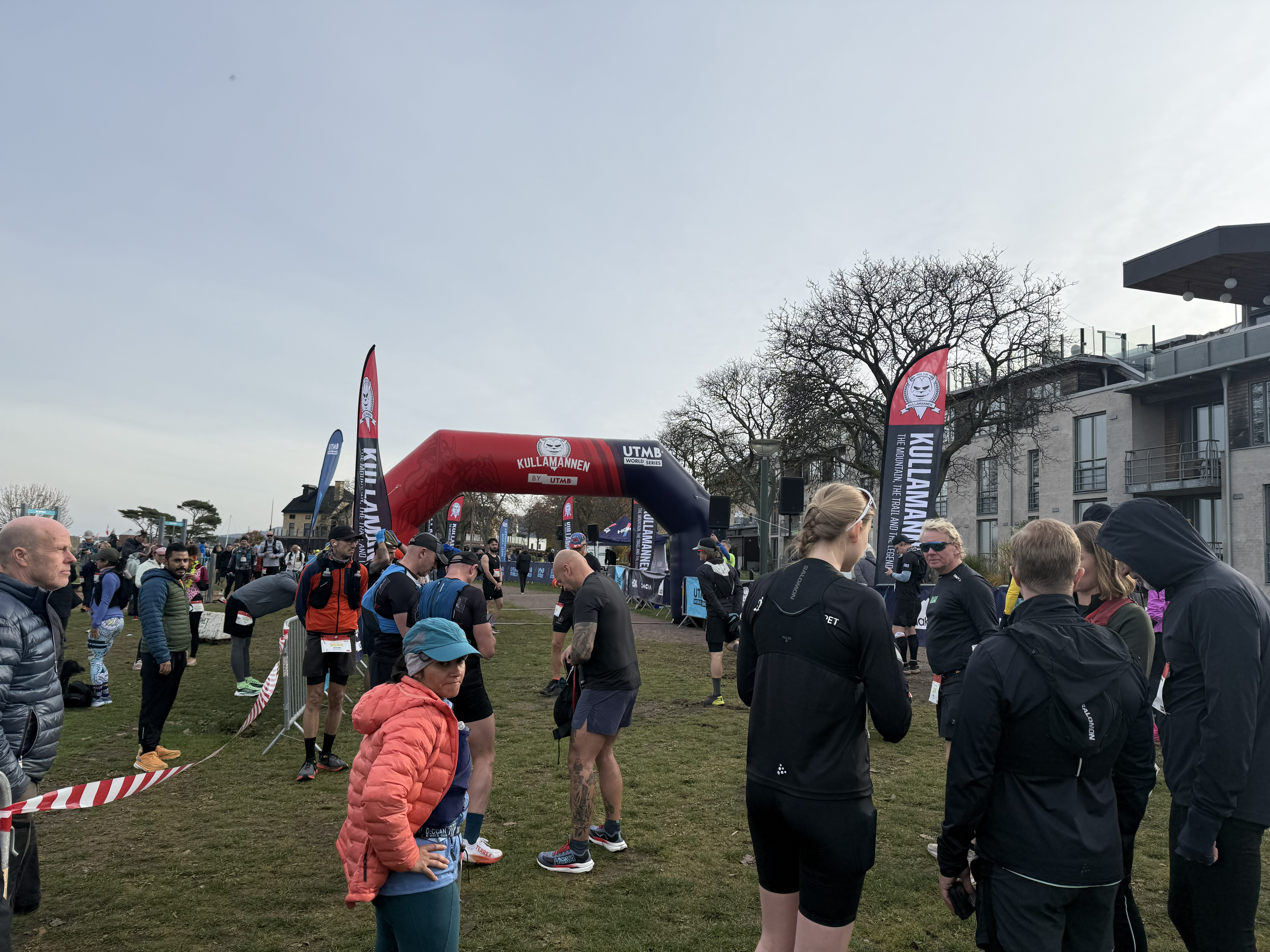 Runners lining up at the Kullamannen start arch